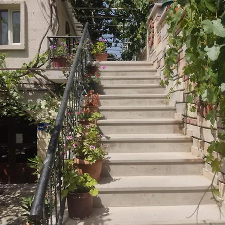 Luwian Stone House מלון